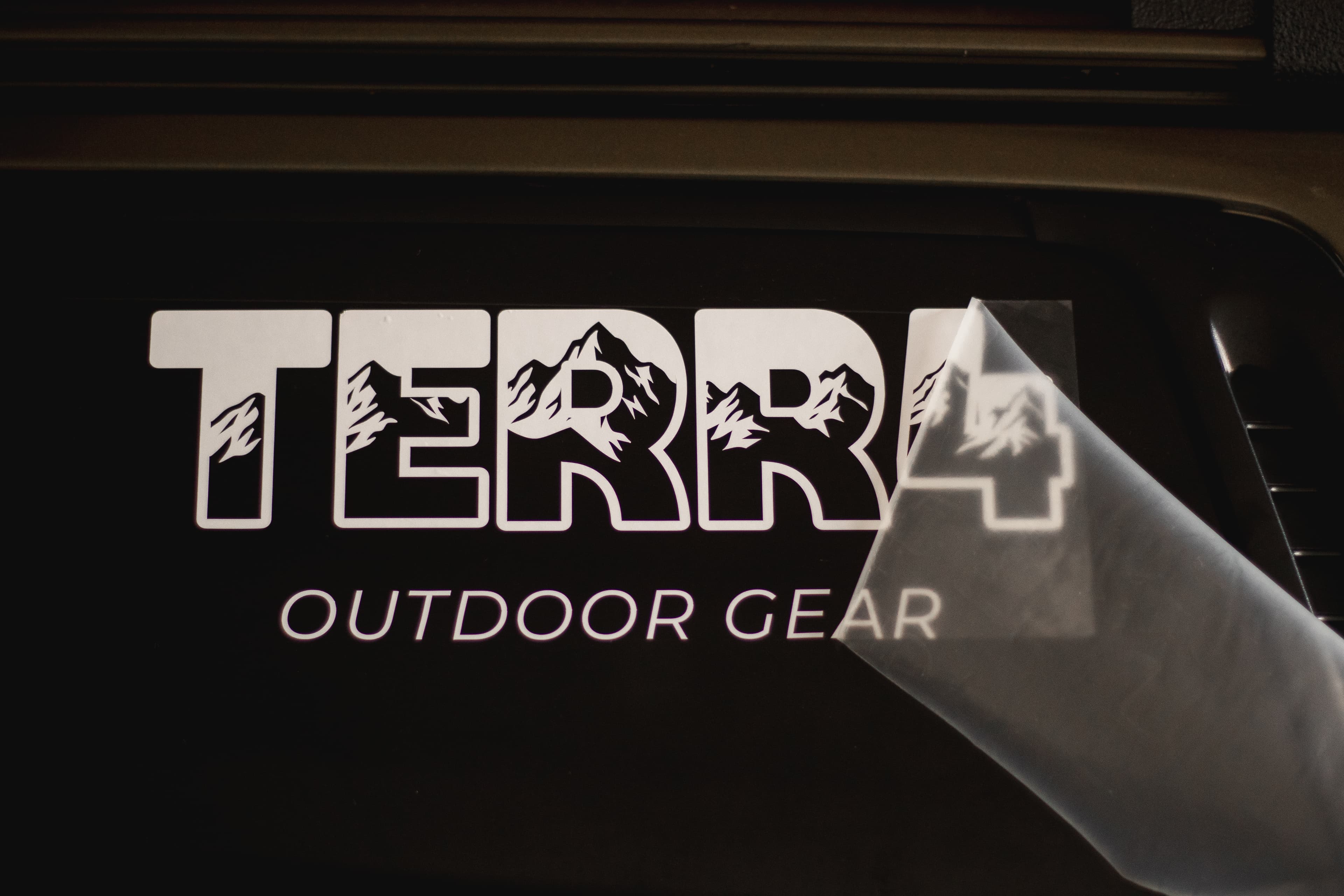 Logótipo TERR4 aplicado em equipamento outdoor
